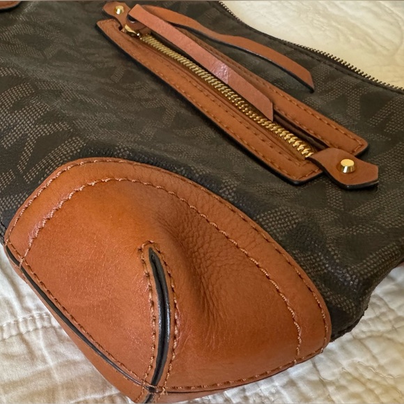 Michael Kors Monogram Signature 2-tone Brown Shoulder Bag w/ Hang Tag Logo Charm - Picture 5 of 10